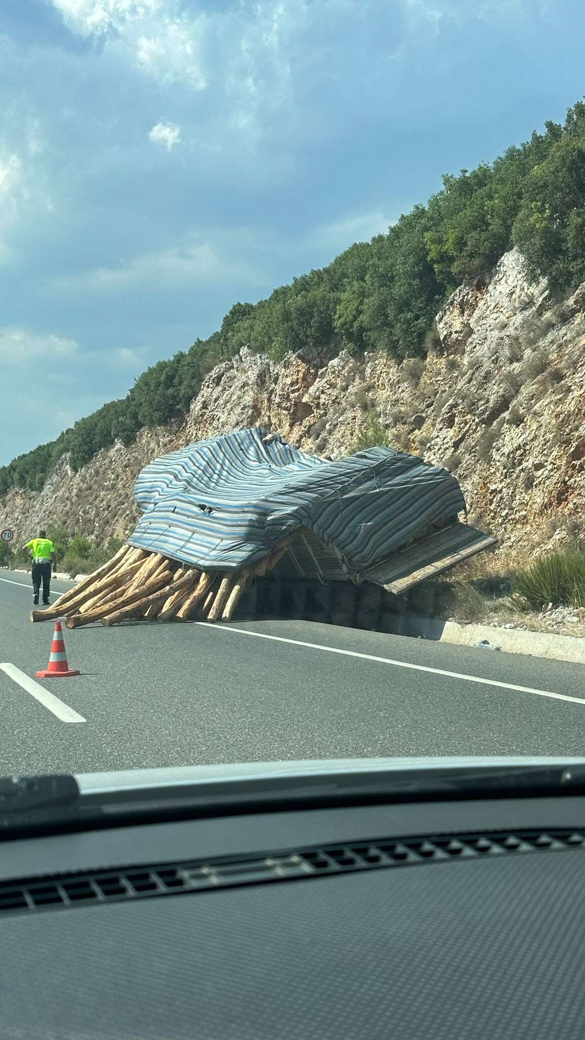 Menteşe’de Tomruk Yüklü Kamyon Devrildi: Gülağzı Yokuşunda Korku Dolu Anlar 1
